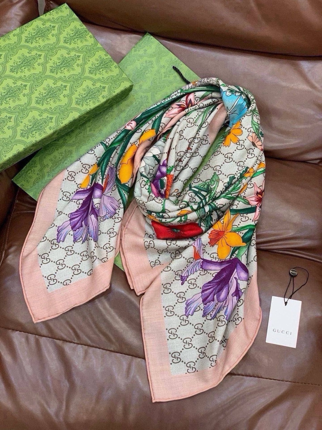 🆕  Gucci新款方巾 Gucci动物和花卉印花 品牌典藏图案在与全新醒目印花的衬托下熠熠生辉。这款方巾匠心缀饰动物和