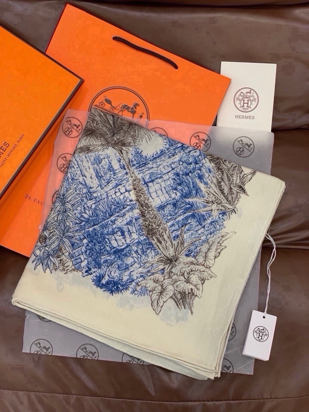 🆕  重磅推荐的140顶级丝绒双面异色披肩《回归自然》  披肩尺寸：140*140方巾  70%羊绒30%真丝 这张复杂
