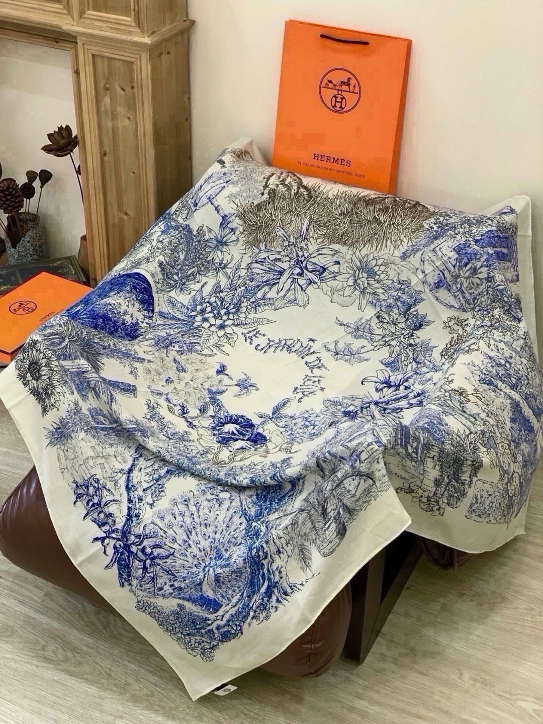 🆕  重磅推荐的140顶级丝绒双面异色披肩《回归自然》  披肩尺寸：140*140方巾  70%羊绒30%真丝 这张复杂