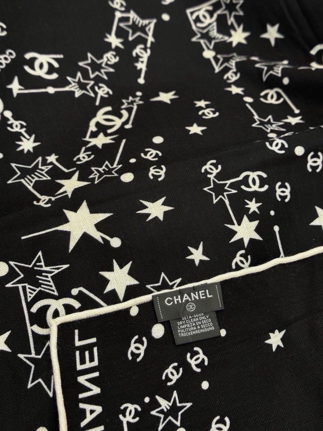 🆕   Chanel ~新品～ 【140顶级丝绒双面同色】 繁星点点与双C的完美结合 适合各种场合搭配使用 黑白两色经典