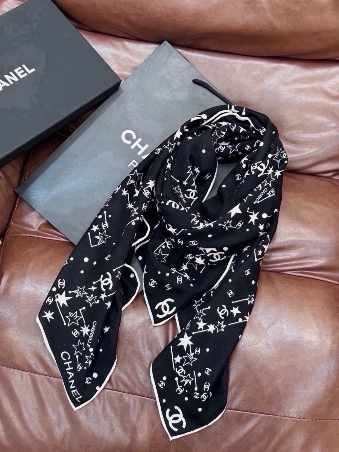 🆕   Chanel ~新品～ 【140顶级丝绒双面同色】 繁星点点与双C的完美结合 适合各种场合搭配使用 黑白两色经典