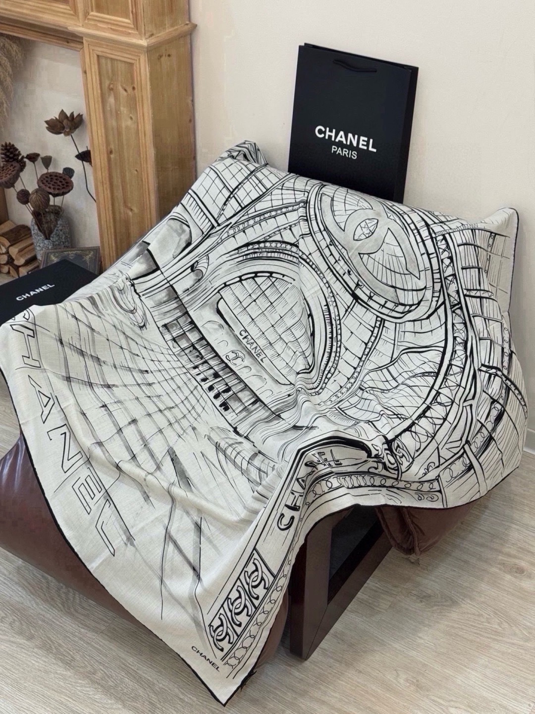 🆕  CHANEL ~新品 【140顶级丝绒双面同色】 披肩的图案是巴黎大皇宫中被命名为“Gabrielle Chane