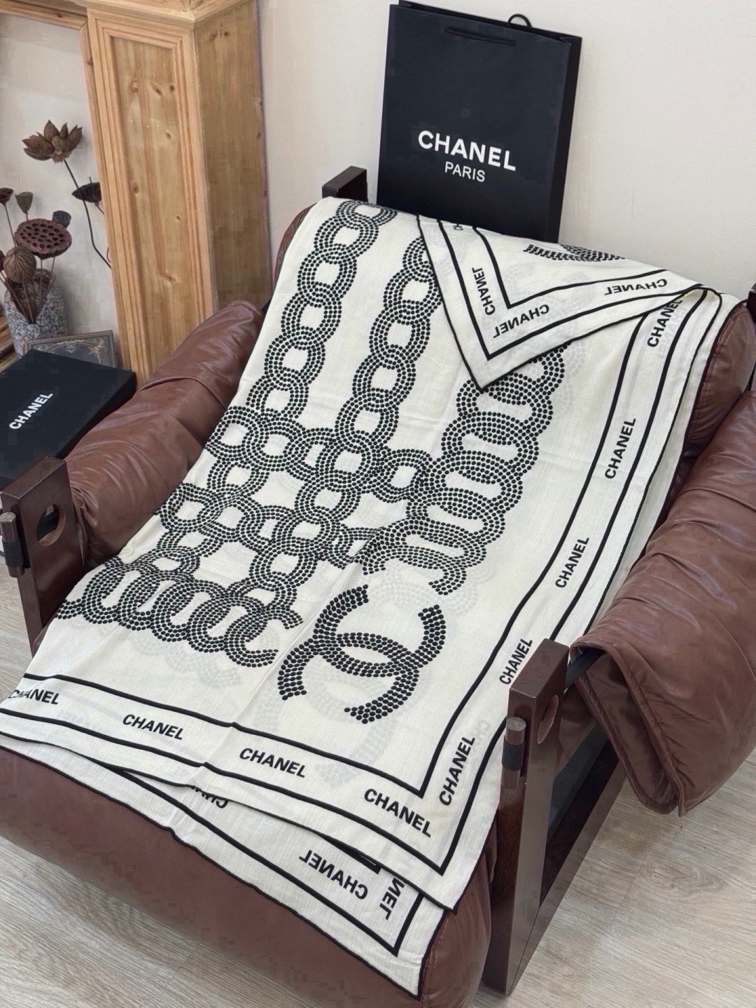 🆕  Chanel ~ 【140顶级双面丝绒披肩】 香家logo与字母的完美碰撞设计 底部还有隐隐约约的双C小Logo 
