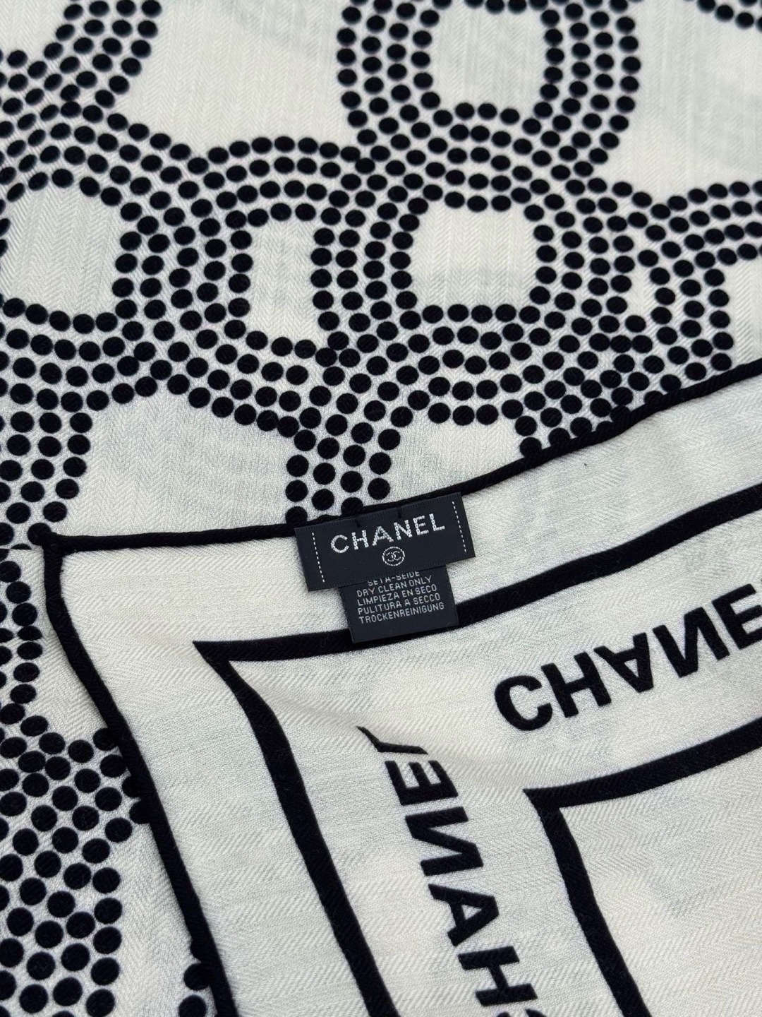 🆕  Chanel ~ 【140顶级双面丝绒披肩】 香家logo与字母的完美碰撞设计 底部还有隐隐约约的双C小Logo 