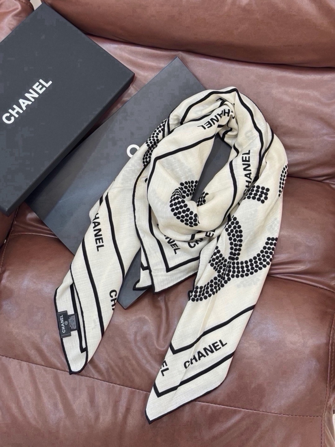 🆕  Chanel ~ 【140顶级双面丝绒披肩】 香家logo与字母的完美碰撞设计 底部还有隐隐约约的双C小Logo 