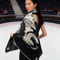 🆕 Chanel 高级手工坊系列~~ 【140顶级丝绒双面同色披肩】 25高级手工坊系列作品梦幻而极具电影感,灵感来 🆕 Chanel 高级手工坊系列~~ 【140顶级丝绒双面同色披肩】 25高级手工坊系列作品梦幻而极具电影感,灵感来