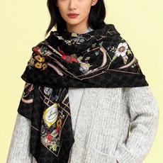 🆕 Gucci新款方巾 Gucci动物和花卉印花 品牌典藏图案在与全新醒目印花的衬托下熠熠生辉。这款方巾匠心缀饰动物和 🆕 Gucci新款方巾 Gucci动物和花卉印花 品牌典藏图案在与全新醒目印花的衬托下熠熠生辉。这款方巾匠心缀饰动物和