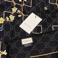 🆕 Gucci新款方巾 Gucci动物和花卉印花 品牌典藏图案在与全新醒目印花的衬托下熠熠生辉。这款方巾匠心缀饰动物和 🆕 Gucci新款方巾 Gucci动物和花卉印花 品牌典藏图案在与全新醒目印花的衬托下熠熠生辉。这款方巾匠心缀饰动物和