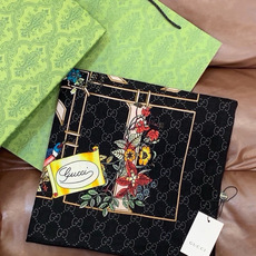 🆕 Gucci新款方巾 Gucci动物和花卉印花 品牌典藏图案在与全新醒目印花的衬托下熠熠生辉。这款方巾匠心缀饰动物和 🆕 Gucci新款方巾 Gucci动物和花卉印花 品牌典藏图案在与全新醒目印花的衬托下熠熠生辉。这款方巾匠心缀饰动物和