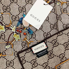 🆕 Gucci新款方巾 Gucci动物和花卉印花 品牌典藏图案在与全新醒目印花的衬托下熠熠生辉。这款方巾匠心缀饰动物和 🆕 Gucci新款方巾 Gucci动物和花卉印花 品牌典藏图案在与全新醒目印花的衬托下熠熠生辉。这款方巾匠心缀饰动物和