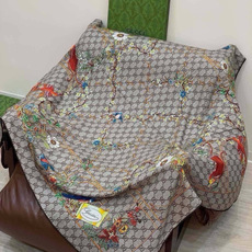 🆕 Gucci新款方巾 Gucci动物和花卉印花 品牌典藏图案在与全新醒目印花的衬托下熠熠生辉。这款方巾匠心缀饰动物和 🆕 Gucci新款方巾 Gucci动物和花卉印花 品牌典藏图案在与全新醒目印花的衬托下熠熠生辉。这款方巾匠心缀饰动物和