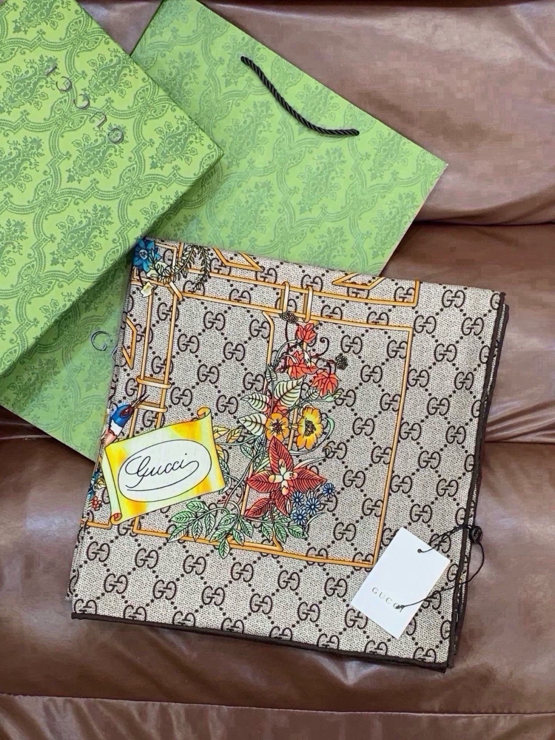 🆕 Gucci新款方巾 Gucci动物和花卉印花 品牌典藏图案在与全新醒目印花的衬托下熠熠生辉。这款方巾匠心缀饰动物和 🆕 Gucci新款方巾 Gucci动物和花卉印花 品牌典藏图案在与全新醒目印花的衬托下熠熠生辉。这款方巾匠心缀饰动物和