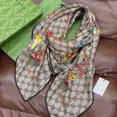 🆕 Gucci新款方巾 Gucci动物和花卉印花 品牌典藏图案在与全新醒目印花的衬托下熠熠生辉。这款方巾匠心缀饰动物和 🆕 Gucci新款方巾 Gucci动物和花卉印花 品牌典藏图案在与全新醒目印花的衬托下熠熠生辉。这款方巾匠心缀饰动物和