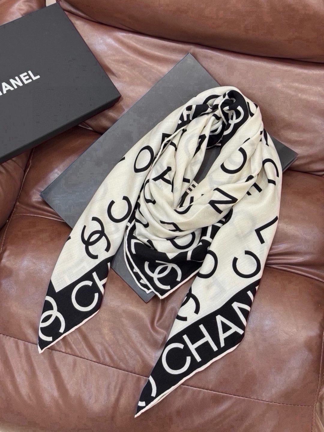 🆕  Chanel ~ 【140顶级双面丝绒披肩】 香家logo与字母的完美碰撞设计 底部还有隐隐约约的双C小Logo 