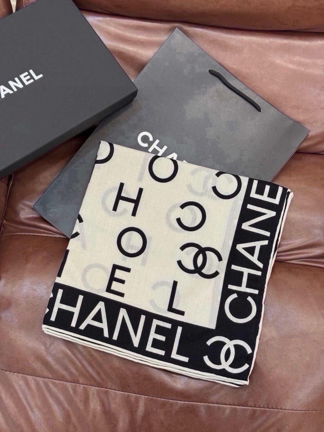 🆕  Chanel ~ 【140顶级双面丝绒披肩】 香家logo与字母的完美碰撞设计 底部还有隐隐约约的双C小Logo 