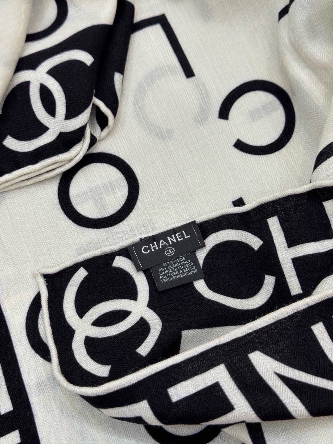 🆕  Chanel ~ 【140顶级双面丝绒披肩】 香家logo与字母的完美碰撞设计 底部还有隐隐约约的双C小Logo 