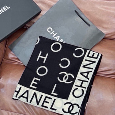 🆕 Chanel ~ 【140顶级双面丝绒披肩】 香家logo与字母的完美碰撞设计 底部还有隐隐约约的双C小Logo 🆕 Chanel ~ 【140顶级双面丝绒披肩】 香家logo与字母的完美碰撞设计 底部还有隐隐约约的双C小Logo