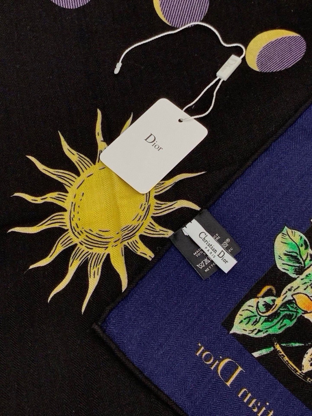 🆕  Dior 双面同色丝绒印花方巾 140丝绒面料多色 Dior Astral Flowers 这款方巾饰以 Dior
