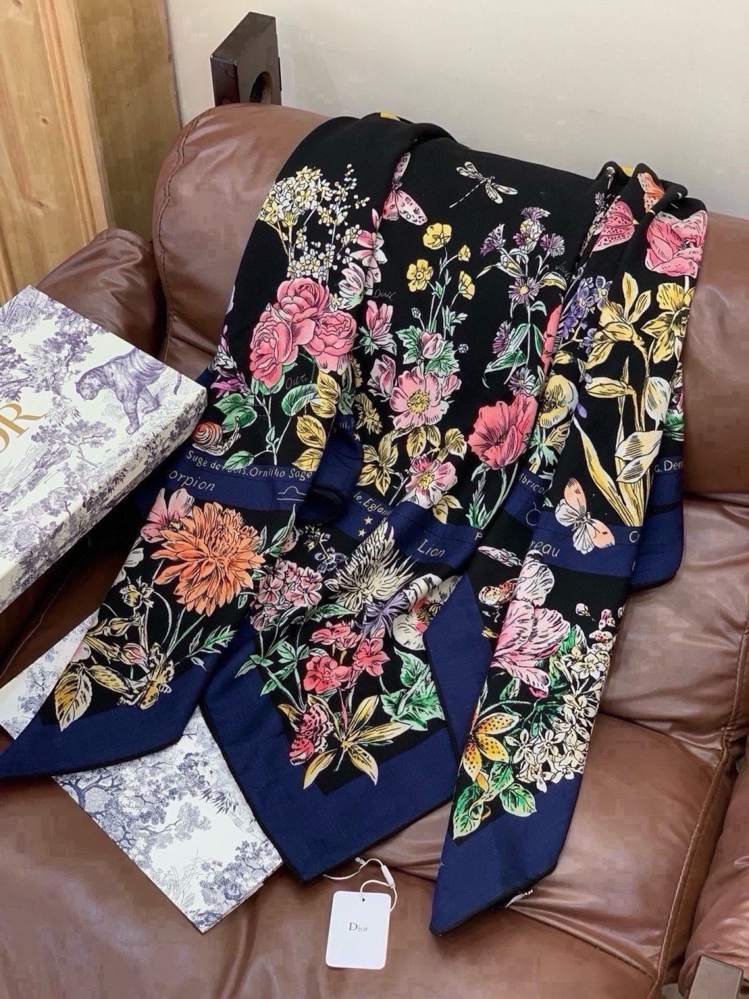 🆕  Dior 双面同色丝绒印花方巾 140丝绒面料多色 Dior Astral Flowers 这款方巾饰以 Dior