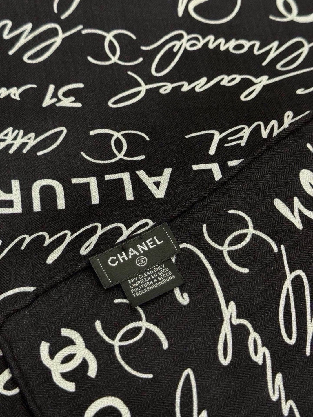 🆕  Chanel-丝绒双面方巾 【140双面同色】 出道即巅峰🐂火爆到一条难求🖤 高级感十足的字母CC，和一切经典元素
