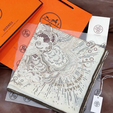🆕 “正在接通中”140方巾~Hermes 手工卷边丝绒方巾(30%桑蚕丝70%羊绒) 这款爱马仕的经典单品展现强 🆕 “正在接通中”140方巾~Hermes 手工卷边丝绒方巾(30%桑蚕丝70%羊绒) 这款爱马仕的经典单品展现强