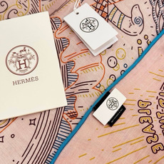 🆕 “正在接通中”140方巾~Hermes 手工卷边丝绒方巾(30%桑蚕丝70%羊绒) 这款爱马仕的经典单品展现强 🆕 “正在接通中”140方巾~Hermes 手工卷边丝绒方巾(30%桑蚕丝70%羊绒) 这款爱马仕的经典单品展现强