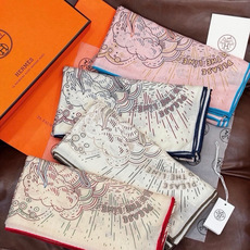 🆕 “正在接通中”140方巾~Hermes 手工卷边丝绒方巾(30%桑蚕丝70%羊绒) 这款爱马仕的经典单品展现强 🆕 “正在接通中”140方巾~Hermes 手工卷边丝绒方巾(30%桑蚕丝70%羊绒) 这款爱马仕的经典单品展现强