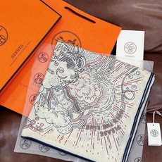 🆕 “正在接通中”140方巾~Hermes 手工卷边丝绒方巾(30%桑蚕丝70%羊绒) 这款爱马仕的经典单品展现强 🆕 “正在接通中”140方巾~Hermes 手工卷边丝绒方巾(30%桑蚕丝70%羊绒) 这款爱马仕的经典单品展现强
