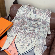 🆕 “正在接通中”140方巾~Hermes 手工卷边丝绒方巾(30%桑蚕丝70%羊绒) 这款爱马仕的经典单品展现强 🆕 “正在接通中”140方巾~Hermes 手工卷边丝绒方巾(30%桑蚕丝70%羊绒) 这款爱马仕的经典单品展现强