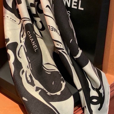 🆕 高级成衣系列~Chanel 【140双面同色丝绒披肩】 此系列谱写一曲自由轻灵的赞歌 本系列作品创新演绎品牌的 🆕 高级成衣系列~Chanel 【140双面同色丝绒披肩】 此系列谱写一曲自由轻灵的赞歌 本系列作品创新演绎品牌的