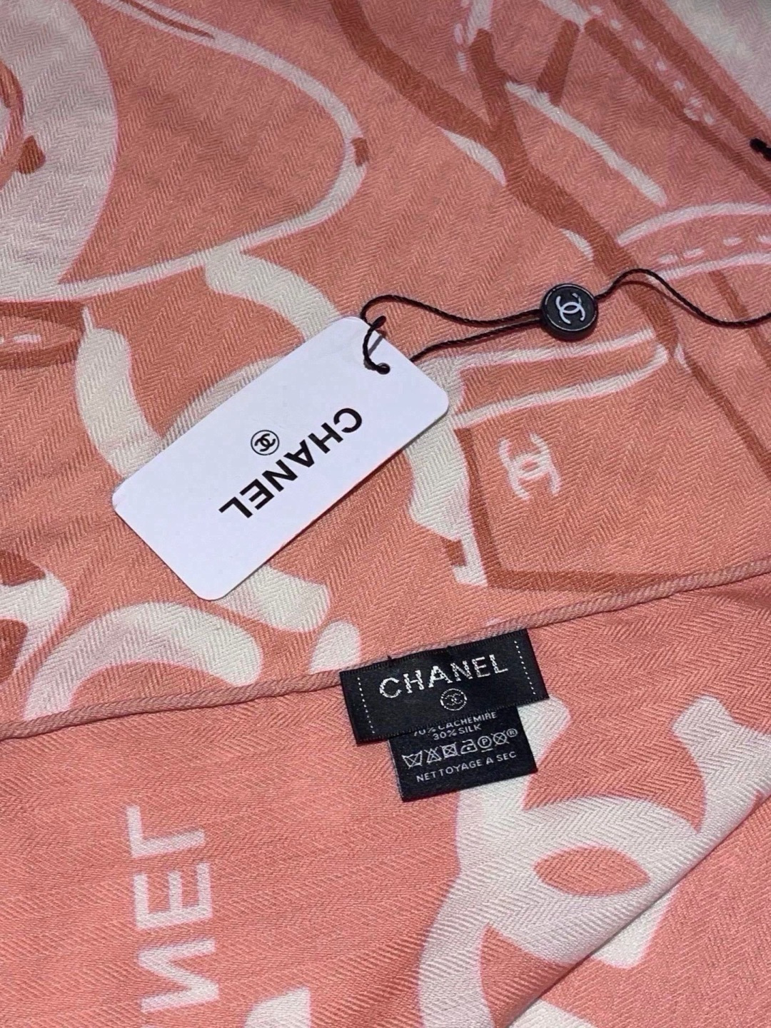 🆕 高级成衣系列~Chanel 【140双面同色丝绒披肩】 此系列谱写一曲自由轻灵的赞歌 本系列作品创新演绎品牌的 🆕 高级成衣系列~Chanel 【140双面同色丝绒披肩】 此系列谱写一曲自由轻灵的赞歌 本系列作品创新演绎品牌的