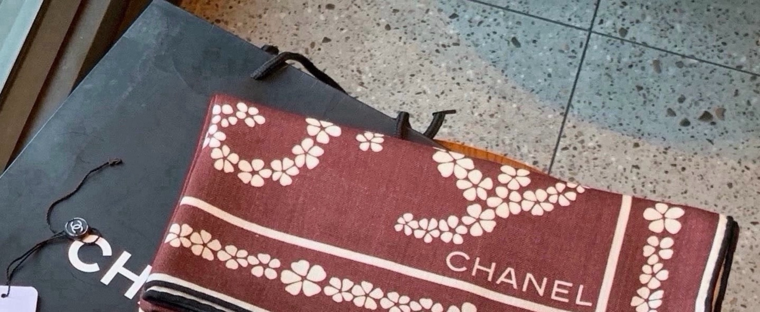 🆕   高级成衣系列～Chanel  【140双面同色丝绒披肩】 此系列谱写一曲自由轻灵的赞歌 本系列作品创新演绎品牌的