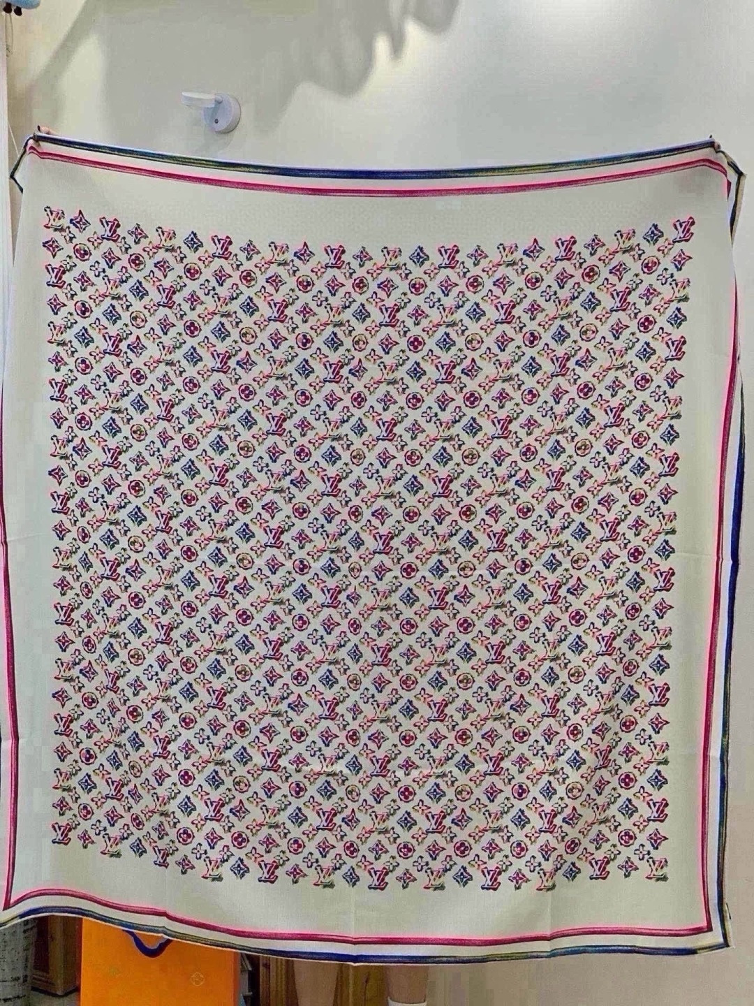 🆕  LV x TM 140披肩 【140顶级丝绒双面同色披肩】 本款L Multicolor披肩出自路易威登与知名日本