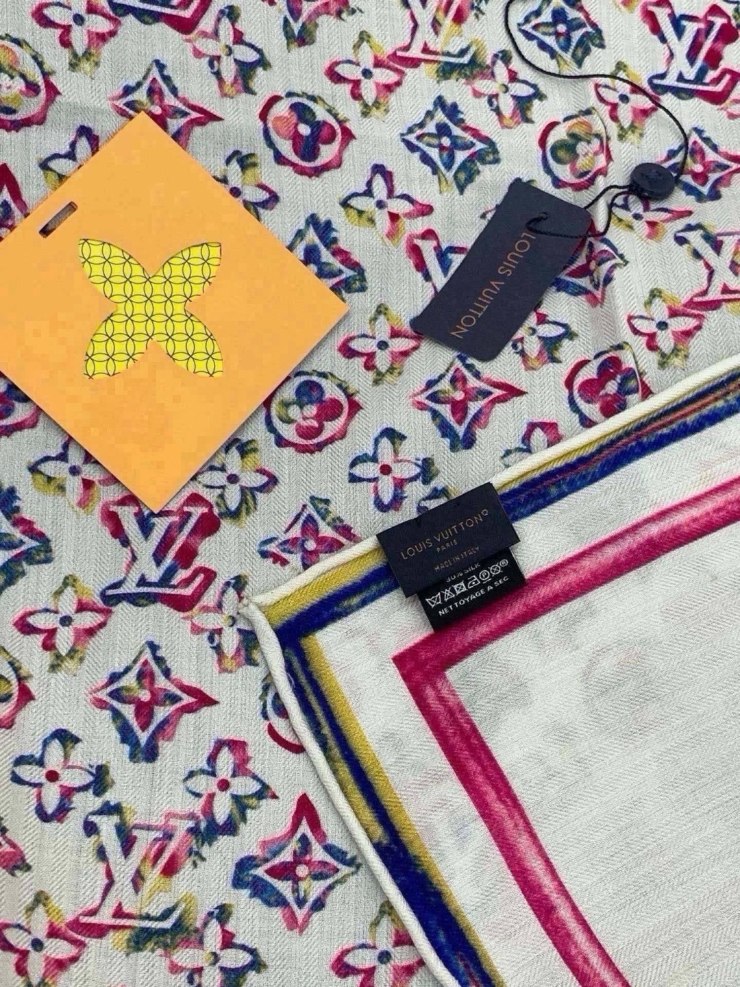 🆕  LV x TM 140披肩 【140顶级丝绒双面同色披肩】 本款L Multicolor披肩出自路易威登与知名日本