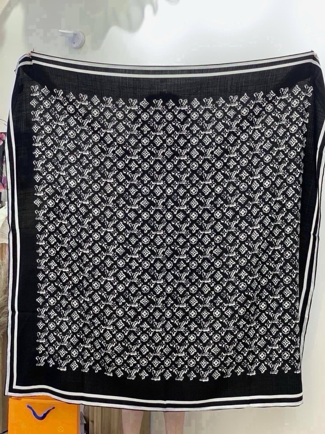 🆕 LV x TM 140披肩 【140顶级丝绒双面同色披肩】 本款L Multicolor披肩出自路易威登与知名日本 🆕 LV x TM 140披肩 【140顶级丝绒双面同色披肩】 本款L Multicolor披肩出自路易威登与知名日本