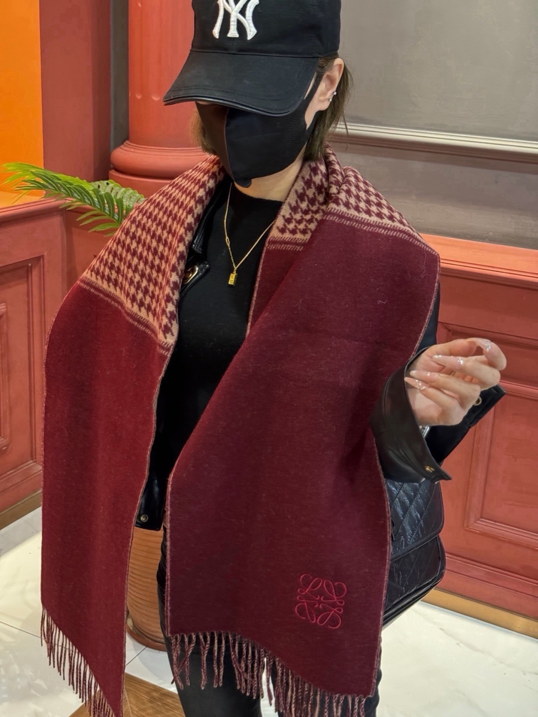 🆕   罗意威👍巴黎时装展商务男士女士通用双面羊绒披肩🔥代工厂臻选上乘的超细羊绒纤维 进行纯手工精梳处理 耗时耗力 再以