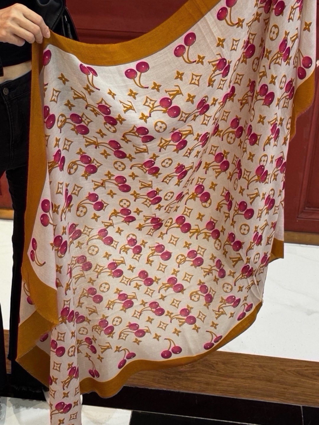 🆕  上新💕 🔥新款樱桃LV羊绒方巾  LV x TM Monogram Cerise 出自路易威登 x 村上隆复刻系列