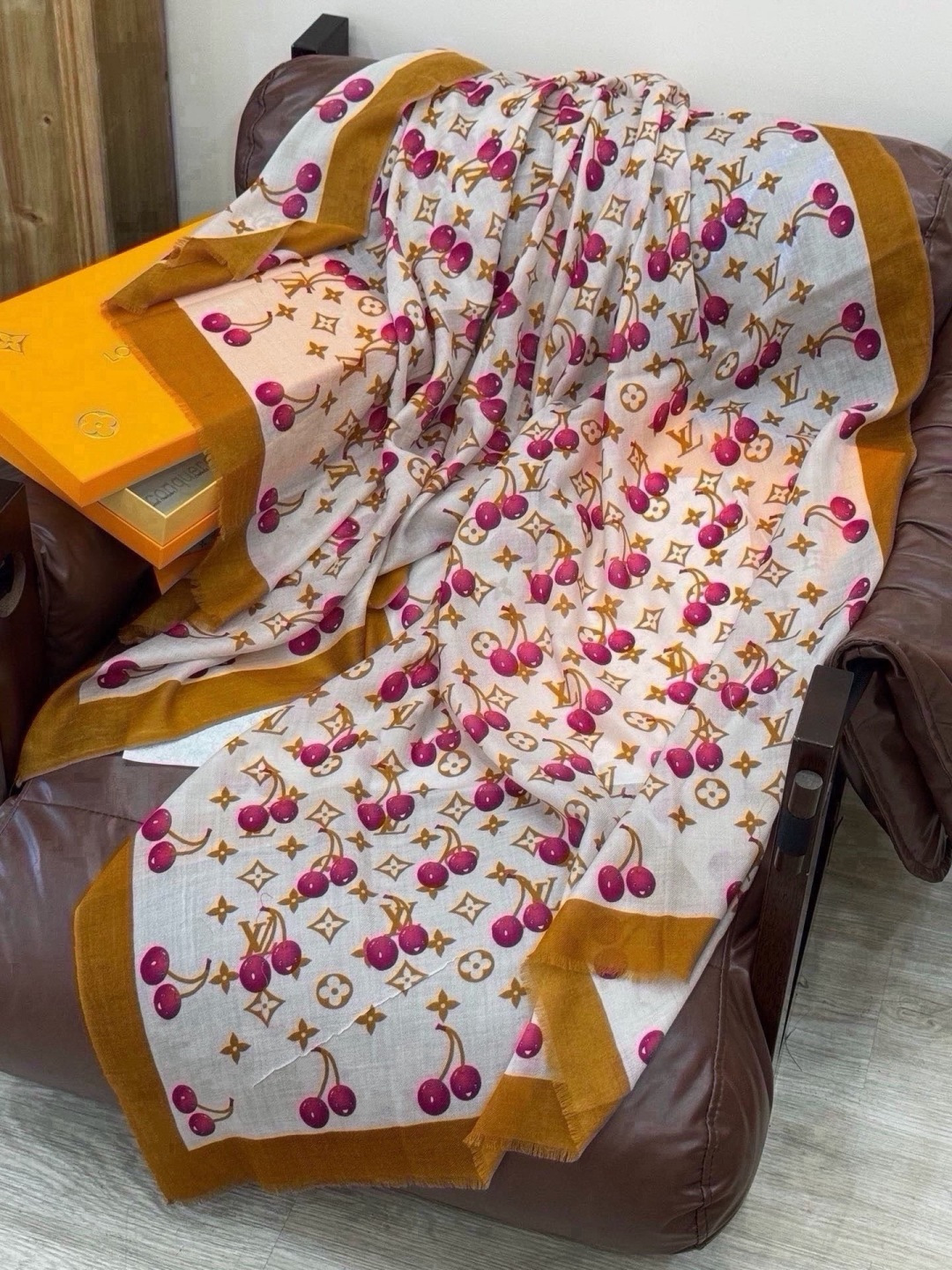 🆕  上新💕 🔥新款樱桃LV羊绒方巾  LV x TM Monogram Cerise 出自路易威登 x 村上隆复刻系列