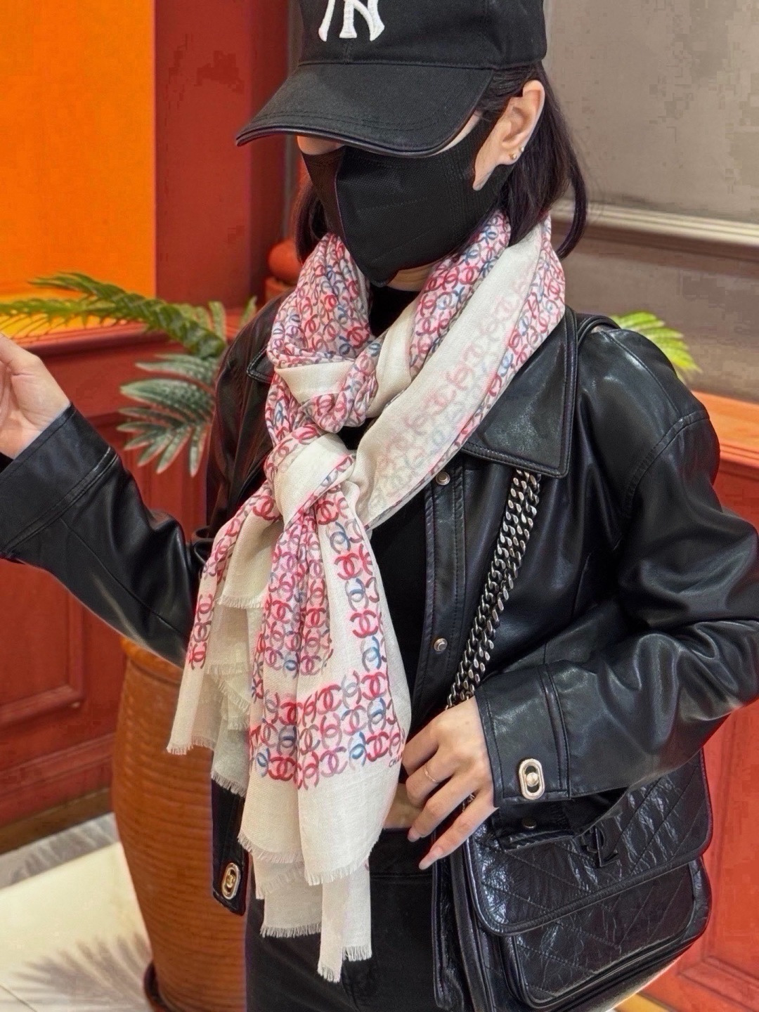 🆕  💟新款 💟CHANEL香奈儿经典元素设计优雅大方，绕在颈间超级完美💋💋简直人间的尤物😍 专柜品质[玫瑰]长巾100