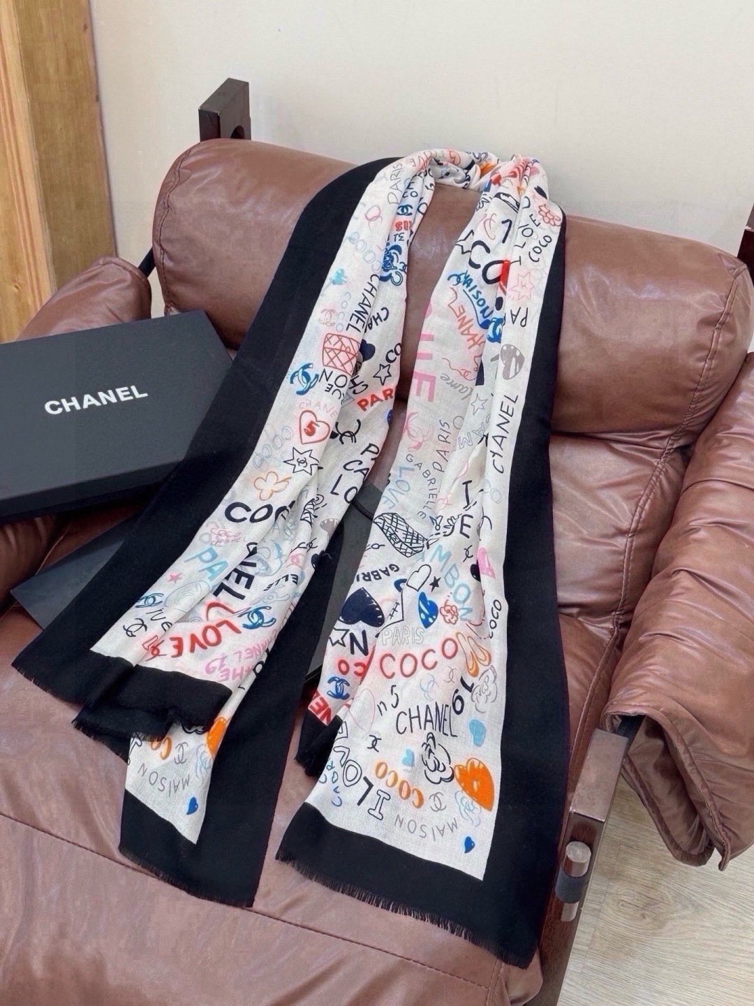 🆕  💟新款 💟CHANEL香奈儿经典元素设计优雅大方，绕在颈间超级完美💋💋简直人间的尤物😍 专柜品质[玫瑰]长巾100