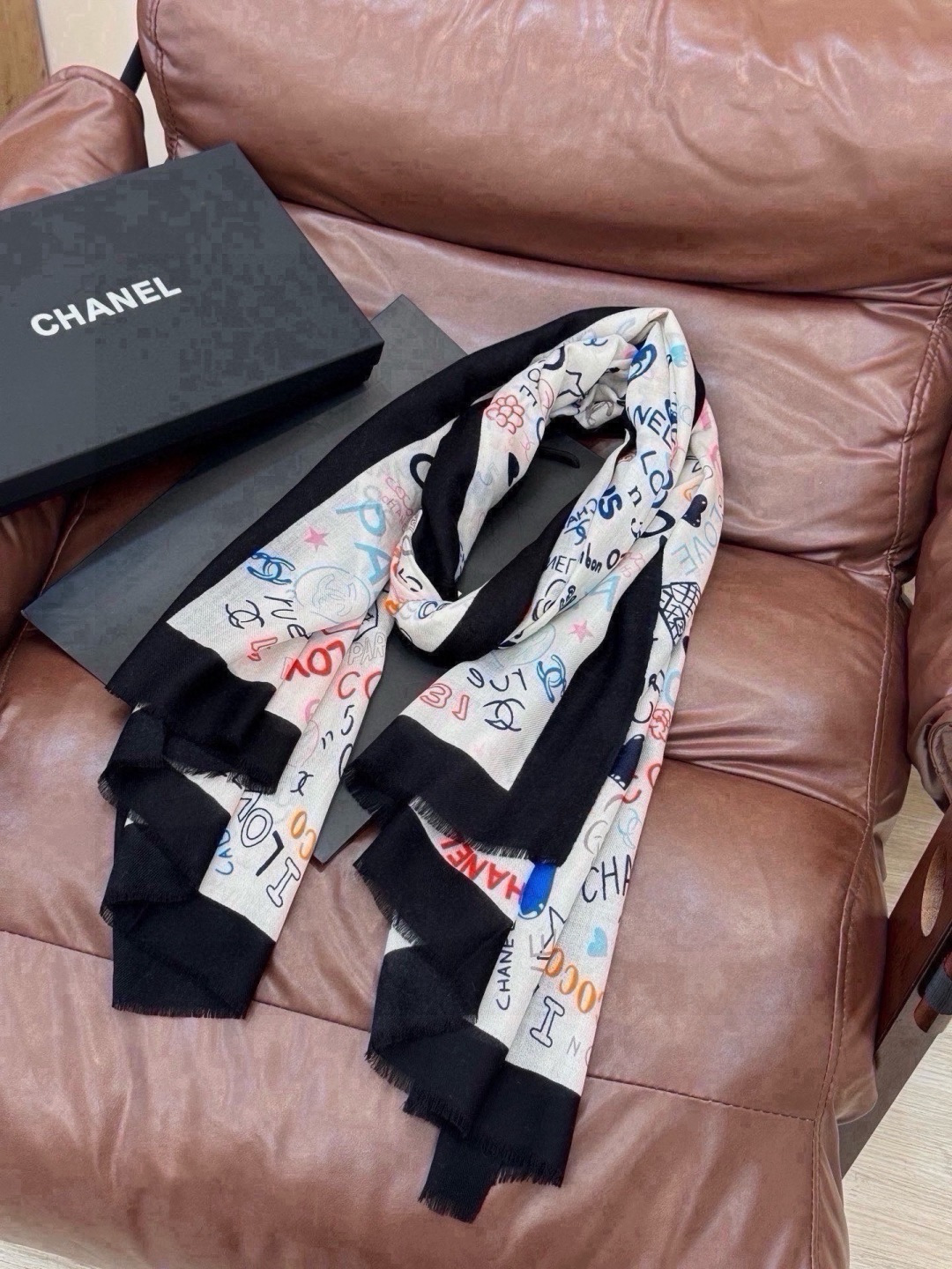 🆕  💟新款 💟CHANEL香奈儿经典元素设计优雅大方，绕在颈间超级完美💋💋简直人间的尤物😍 专柜品质[玫瑰]长巾100
