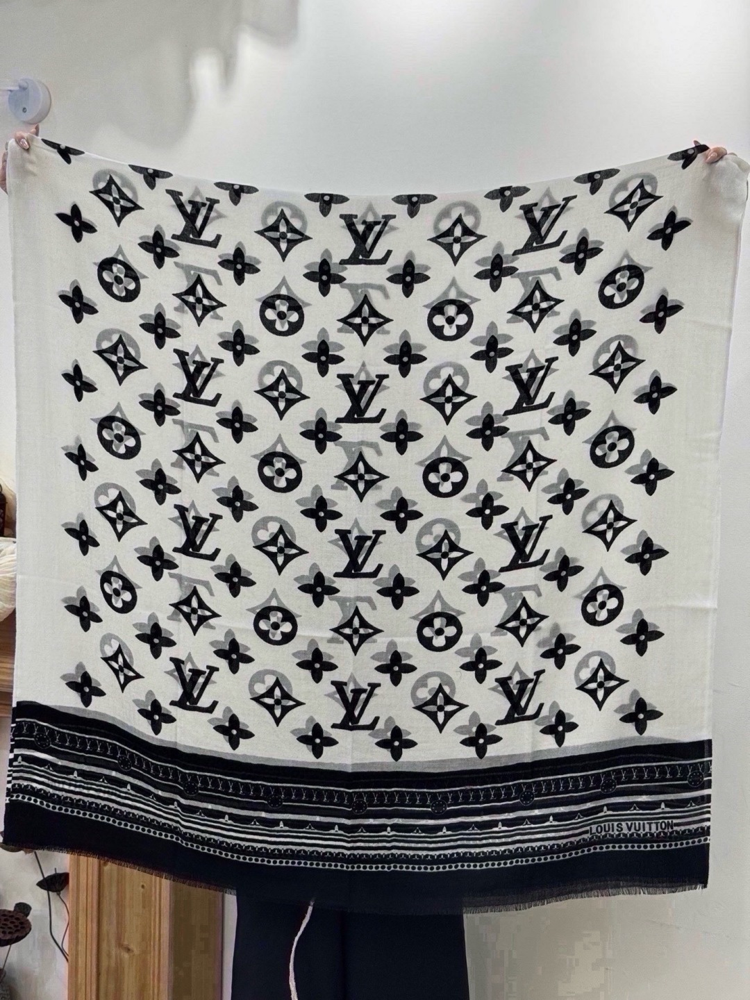 🆕  💟Iv最火的村上隆三彩羊绒长巾出货了！也可做装裱画，绝美无比，尽显时尚高端大气奢华风格！年度最佳爆款 ！材质是百分