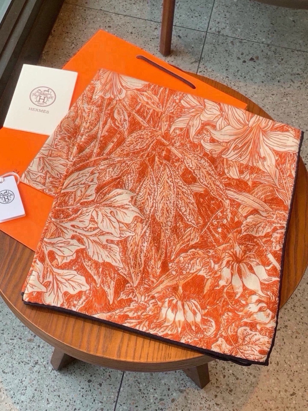 🆕 💟抢先 上新💞【双面同色丝绒方巾】手工卷边山羊绒和真丝混纺披肩(70%山羊绒,30%桑蚕丝) 这款披肩采用经典山羊 🆕 💟抢先 上新💞【双面同色丝绒方巾】手工卷边山羊绒和真丝混纺披肩(70%山羊绒,30%桑蚕丝) 这款披肩采用经典山羊