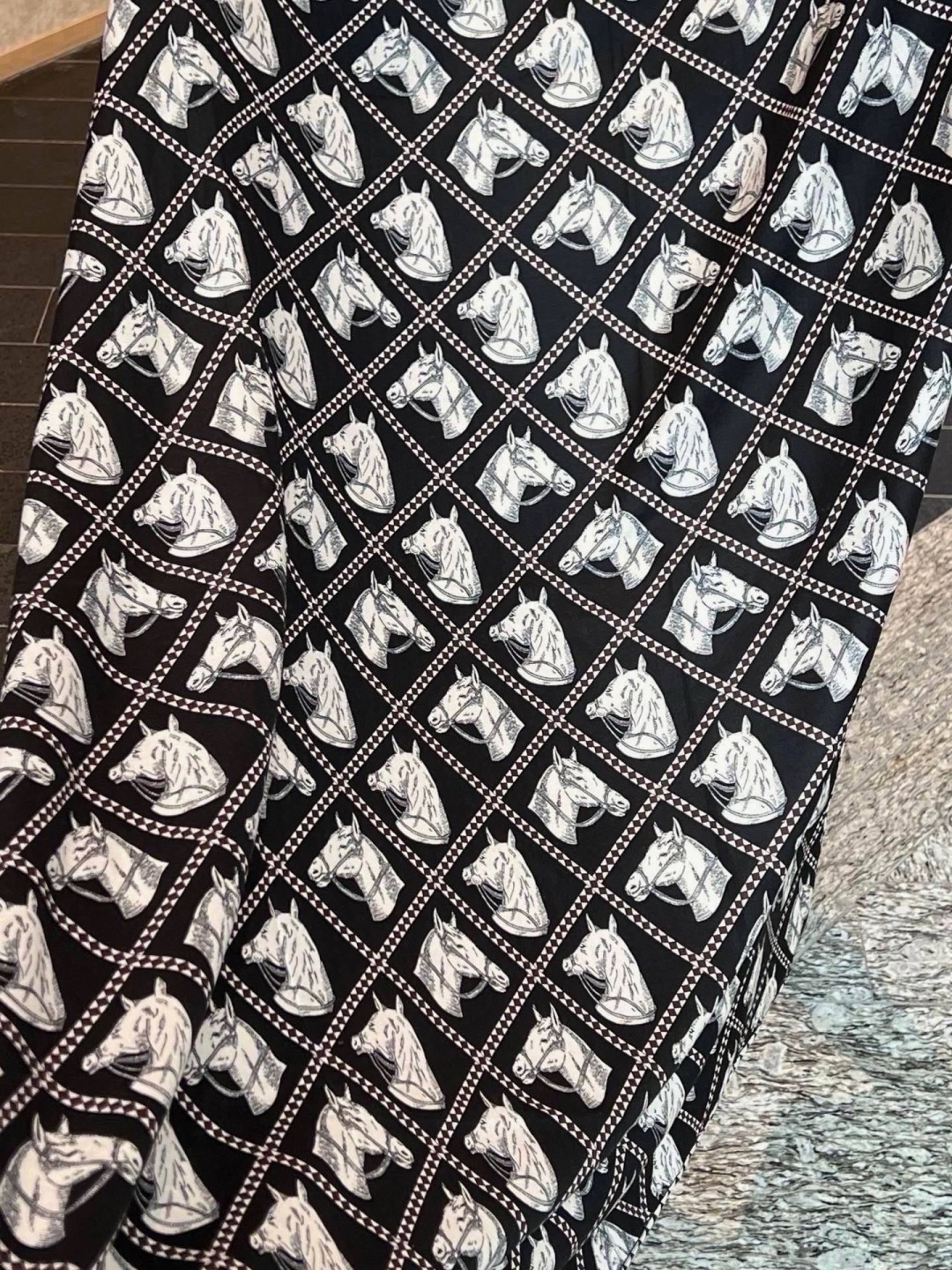 🆕 💟上新💞双面同色 采用经典爱马仕马头元素设计,手工卷边山羊绒和真丝混纺披肩(70%山羊绒,30%桑蚕丝)。 这款 🆕 💟上新💞双面同色 采用经典爱马仕马头元素设计,手工卷边山羊绒和真丝混纺披肩(70%山羊绒,30%桑蚕丝)。 这款