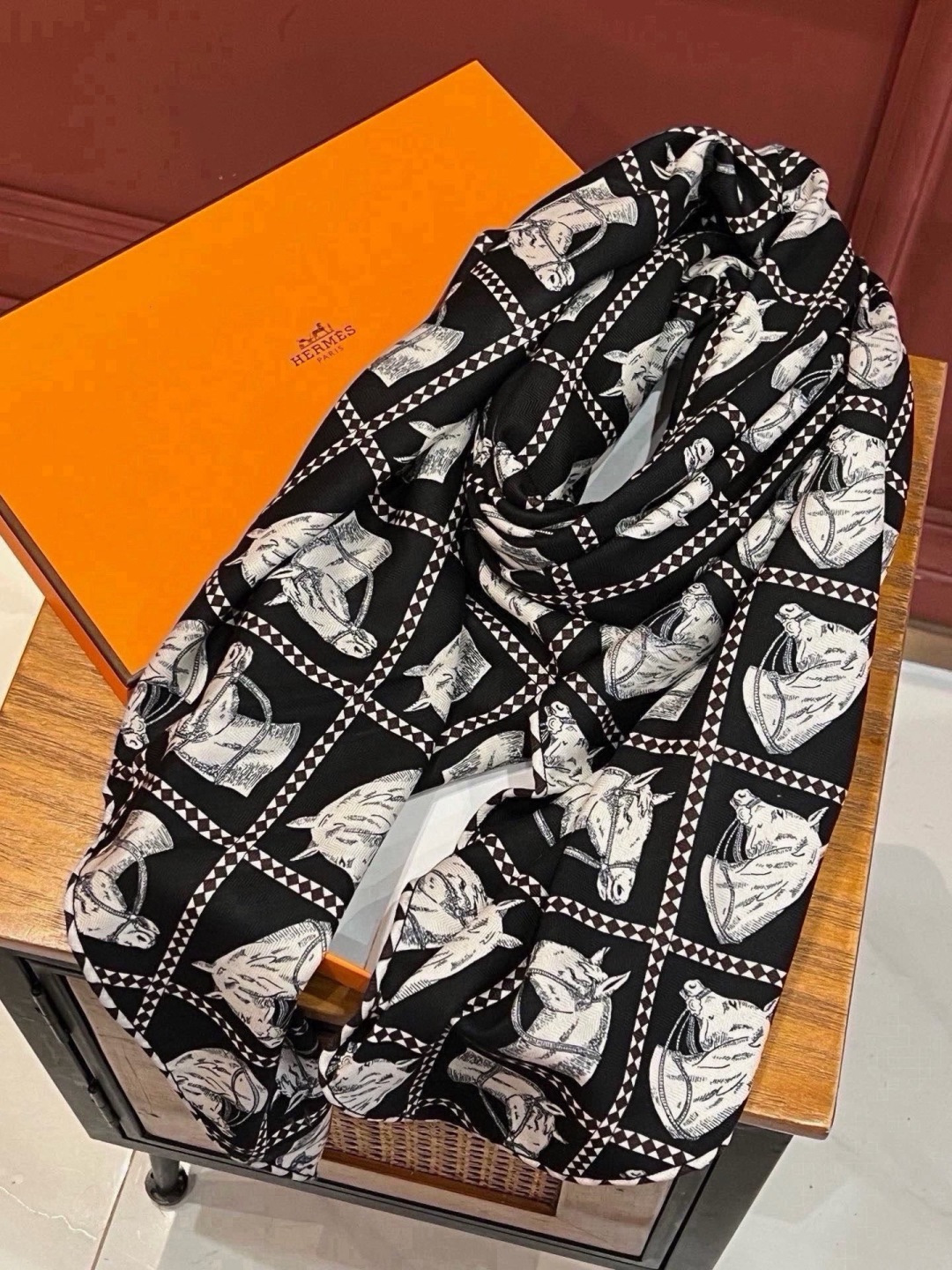 🆕 💟上新💞双面同色 采用经典爱马仕马头元素设计,手工卷边山羊绒和真丝混纺披肩(70%山羊绒,30%桑蚕丝)。 这款 🆕 💟上新💞双面同色 采用经典爱马仕马头元素设计,手工卷边山羊绒和真丝混纺披肩(70%山羊绒,30%桑蚕丝)。 这款