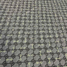 🆕 Gucci ~140双面同色披肩 手工卷边山羊绒和真丝混纺披肩(70%山羊绒30%桑蚕丝)。 这款迷人的140披 🆕 Gucci ~140双面同色披肩 手工卷边山羊绒和真丝混纺披肩(70%山羊绒30%桑蚕丝)。 这款迷人的140披
