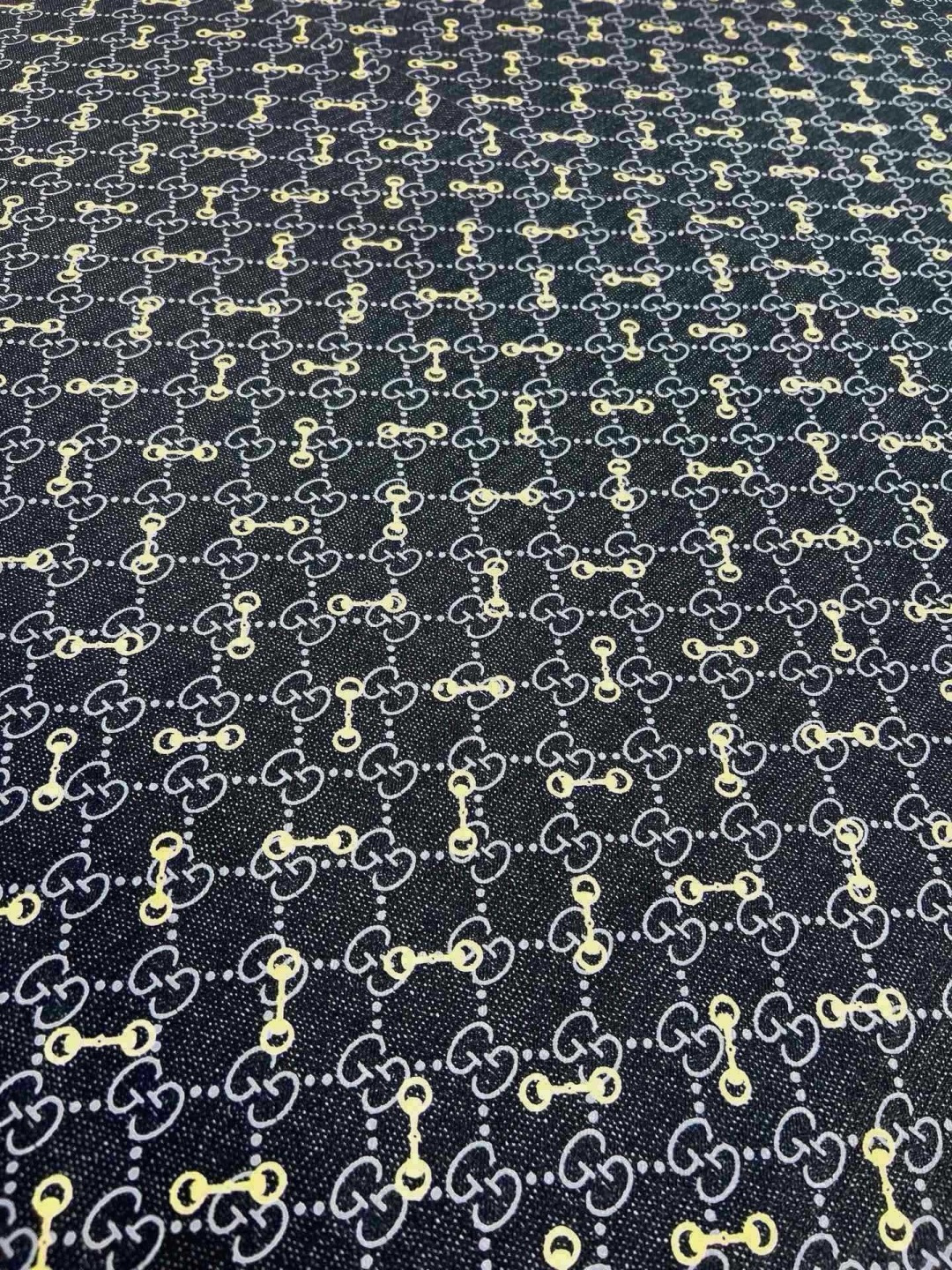 🆕   Gucci ~140双面同色披肩 手工卷边山羊绒和真丝混纺披肩（70%山羊绒30%桑蚕丝）。 这款迷人的140披