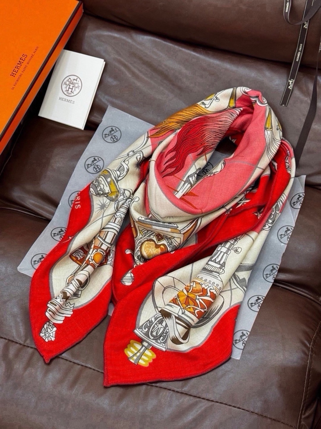 🆕 “星辰合唱曲”140丝绒双面同色披肩 手工卷边丝绒方巾(30%桑蚕丝70%羊绒) 这款经典单品展现强大而迷人的女 🆕 “星辰合唱曲”140丝绒双面同色披肩 手工卷边丝绒方巾(30%桑蚕丝70%羊绒) 这款经典单品展现强大而迷人的女