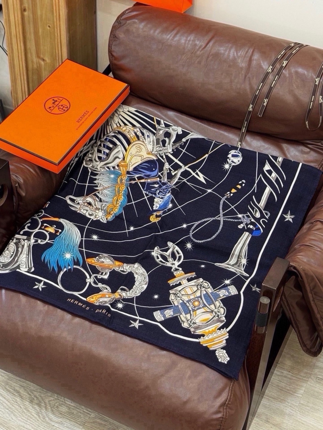 🆕   “星辰合唱曲”140丝绒双面同色披肩 手工卷边丝绒方巾（30%桑蚕丝70%羊绒） 这款经典单品展现强大而迷人的女