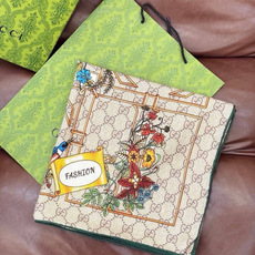 🆕 Gucci新款方巾 Gucci动物和花卉印花 品牌典藏图案在与全新醒目印花的衬托下熠熠生辉。这款方巾匠心缀饰动物和 🆕 Gucci新款方巾 Gucci动物和花卉印花 品牌典藏图案在与全新醒目印花的衬托下熠熠生辉。这款方巾匠心缀饰动物和